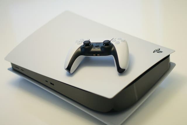 PlayStation 5 Disc Edition + 2 Controllers